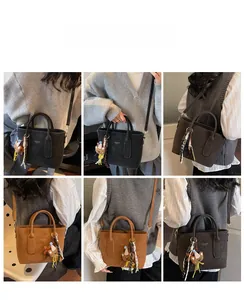 Détails des sacs fourre-tout en daim avec pendentif ours et foulard en soie à carreaux