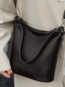 Schicke dunkelbraune Eimer-Tasche aus Lychee-Leder mit Kontrastnähten und Schultergurt