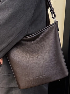 Retro dunkelbraune Beuteltasche aus PU-Leder mit Kieselstruktur und Schultergurt
