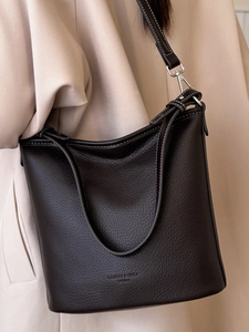Minimalistische schwarze Leder Eimertasche für Damen mit silberner Schnalle und Riemen