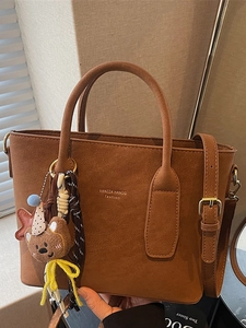Sac Seau en Daim Minimaliste pour Femmes Sac à Bandoulière Commuter à la Mode Avec Pendentif Ours Patchwork Couleur Unie