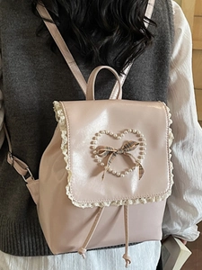 Sac à dos style ballet rose avec bordure en dentelle et cœur en perles sur un mannequin