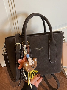 Sac cabas en daim marron foncé pour femme avec logo doré et charmant pendentif d'ours