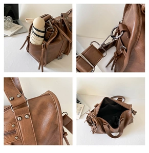 Detailansichten der braunen Vintage-Bikertasche mit Metallnieten und großem Fassungsvermögen