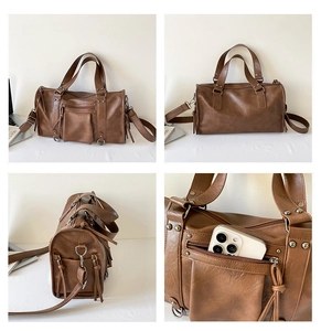 Nahaufnahme der braunen Vintage-Motorradtasche mit Lederstruktur und Nieten-Detail