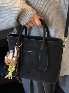 Sac à main bandoulière élégant en daim noir avec logo doré et breloque ours pour femme