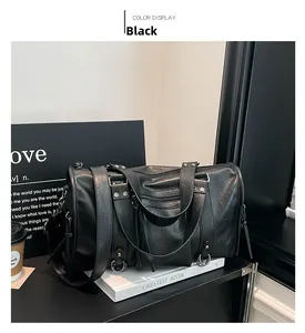 Details der schwarzen, strukturierten Kunstledertasche mit vielen Reißverschlüssen