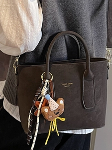 Sac fourre-tout en daim marron foncé avec poignée, bandoulière et pendentif ours mignon