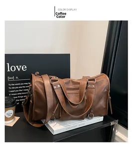 Detailansicht der braunen Boston-Tasche mit Silbernieten und Vintage-Textur in Kaffeebraun