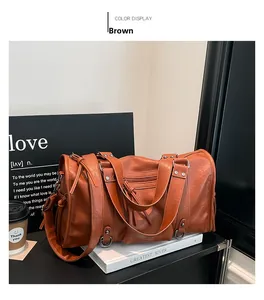Detailansicht einer braunen Vintage-Kissentasche mit Metallnieten und Lederquasten