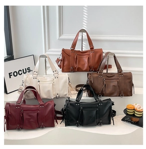Gruppenfoto von Vintage-Boston-Taschen in fünf Farben mit Quasten-Reißverschluss