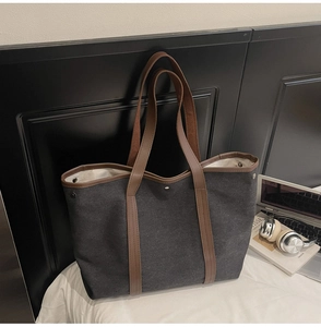 Détail du bouton pression latéral sur le grand sac cabas en toile pour le bureau