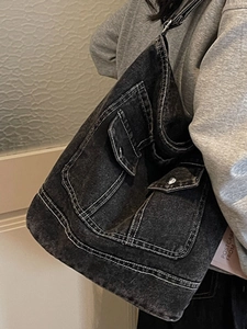 Borsa tote in denim lavato retrò con due tasche anteriori e tracolla regolabile
