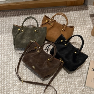 Détails des sacs seaux en olive, camel, café et noir avec garnitures dorées