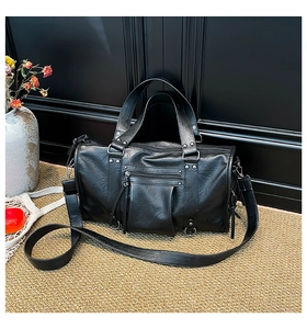 Detailansicht der schwarzen Vintage Ledertasche mit Nieten und langem Troddel-Reißverschluss