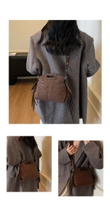 Détail d'un sac à bandoulière léopard marron avec des franges et une sangle réglable