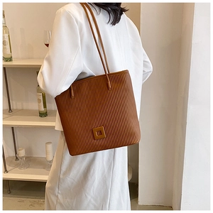 Borsa tote marrone con pieghe a fisarmonica e texture verticale per un look minimalista