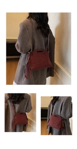 Détail du sac à bandoulière léopard bordeaux avec longues franges et sangle réglable