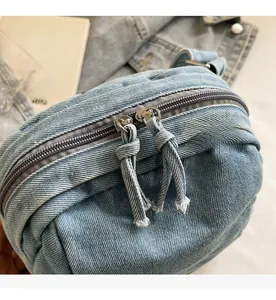 Dettaglio macro delle cerniere in metallo sulla borsa in denim azzurro chiaro