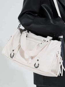 Schicke cremeweiße Boston-Tasche aus Leder mit Fransen und Umhängeriemen