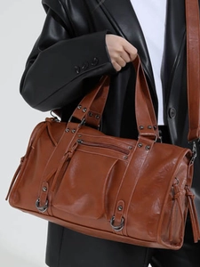 Braune Vintage-Motorradtasche mit mehreren Taschen und metallischen Nietenverzierung