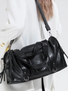Retro-Motorradtasche aus schwarzem Kunstleder mit Nieten und gewebten Griffen