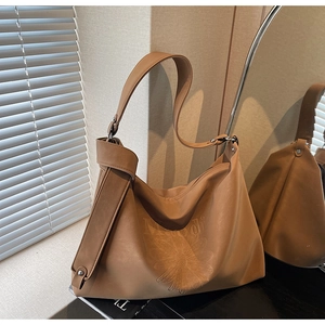 Détail du sac hobo marron clair avec motif marguerite gaufré et bandoulière nouée