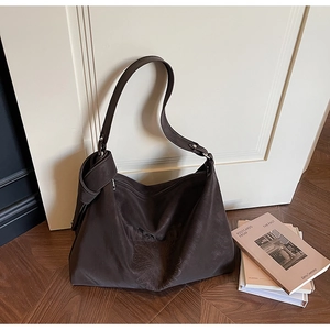Détail du motif floral embossé et de la texture en daim doux sur le grand sac fourre-tout