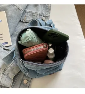 Vista interna della borsa in denim con grande capacità per oggetti di uso quotidiano