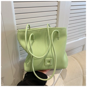 Dettaglio della borsa tote a pieghe verde avocado con trama verticale e fibbia