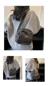 Dettaglio della borsa a tracolla in denim grigio scuro lavato con toppa in pelle e doppia cerniera