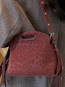Sac bandoulière imprimé léopard marron avec longues franges et œillets métalliques