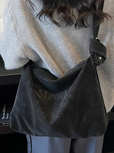 Sac fourre-tout hobo noir mat avec gaufrage de tournesol et détail de bandoulière nouée
