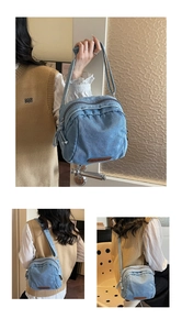 Dettaglio della borsa a tracolla in denim blu con scomparti multipli e tracolla regolabile