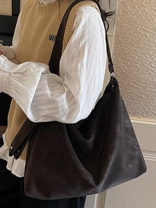 Grand sac fourre-tout hobo minimaliste en daim marron mat, sac à bandoulière d'hiver