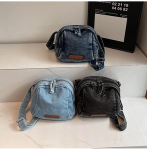 Tre colori di borse a tracolla in denim in blu navy, blu chiaro e grigio nero opzioni