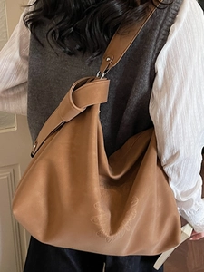 Grand sac cabas marron avec gaufrage floral et bandoulière décorative à nœud
