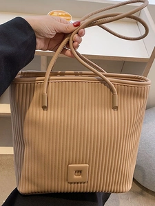 Grande borsa tote beige con texture plissettata verticale e design minimalista donna