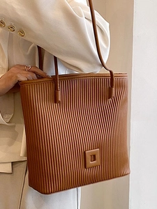Borsa tote marrone in pelle sintetica a pieghe con righe verticali e spalline fini