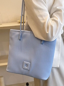 Borsa tote plissettata azzurra da donna con design minimalista e tracolle lunghe e sottili