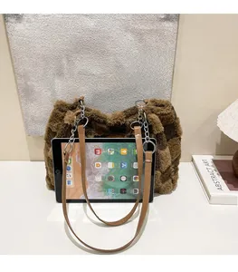 Vista dettagliata della grande borsa tote in peluche a quadri marroni con iPad per la misura