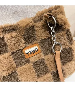 Dettaglio della borsa a scacchi in peluche con soffice pelliccia e anelli in metallo argento