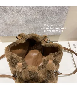 Dettaglio della chiusura magnetica su una borsa tote in peluche marrone da donna
