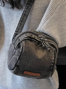 Borsa a tracolla minimalista in tela lavata grigio scuro con ampia tracolla regolabile