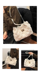 Dettaglio della borsa tote in peluche bianca con trama a scacchi e catena argento