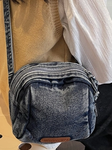 Borsa a tracolla minimalista in denim lavato con cerniere multiple e dettagli in pelle