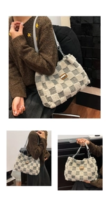 Dettaglio borsa shopper invernale in peluche a scacchi con patch in pelle e catena in metallo
