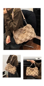 Dettaglio della borsa tote in peluche a scacchi con logo TXSD e catena in argento