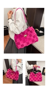 Dettaglio della borsa tote a scacchi in ecopelliccia fucsia con catena d'argento e pelle