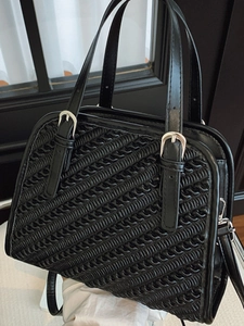 Sac à main élégant en cuir tressé noir pour femme avec détails argentés et deux anses